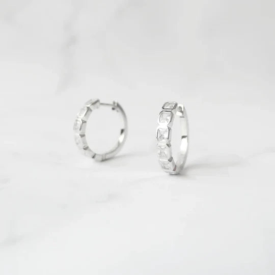 方形切割鋯石圈式耳環，幾何排列光澤設計，925 純銀鍍鉑金耳環