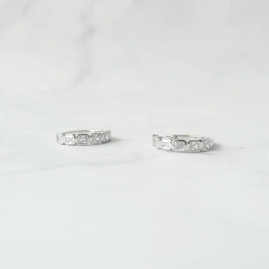 方形切割鋯石圈式耳環，幾何排列光澤設計，925 純銀鍍鉑金耳環