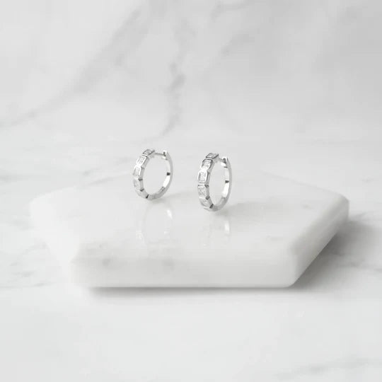 方形切割鋯石圈式耳環，幾何排列光澤設計，925 純銀鍍鉑金耳環