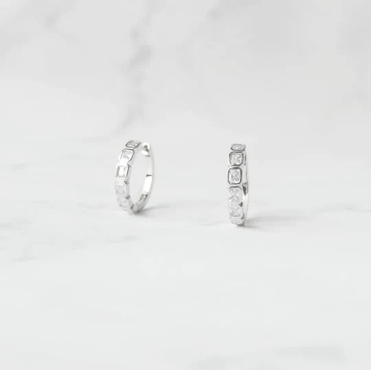 方形切割鋯石圈式耳環，幾何排列光澤設計，925 純銀鍍鉑金耳環