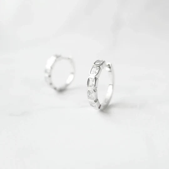 方形切割鋯石圈式耳環，幾何排列光澤設計，925 純銀鍍鉑金耳環