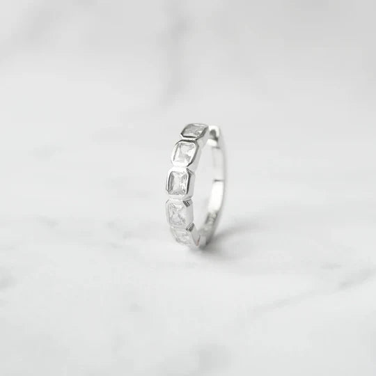 方形切割鋯石圈式耳環，幾何排列光澤設計，925 純銀鍍鉑金耳環