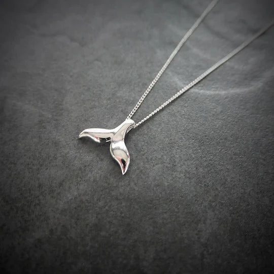 鯨尾純銀吊墜項鍊，海洋意象設計，925 純銀材質，簡約守護系項鍊