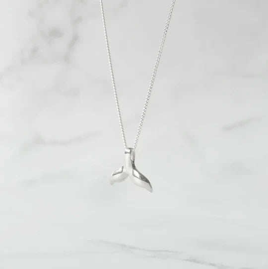 鯨尾純銀吊墜項鍊，海洋意象設計，925 純銀材質，簡約守護系項鍊