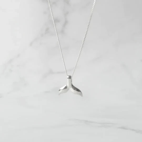 鯨尾純銀吊墜項鍊，海洋意象設計，925 純銀材質，簡約守護系項鍊