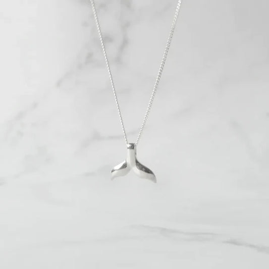 鯨尾純銀吊墜項鍊，海洋意象設計，925 純銀材質，簡約守護系項鍊