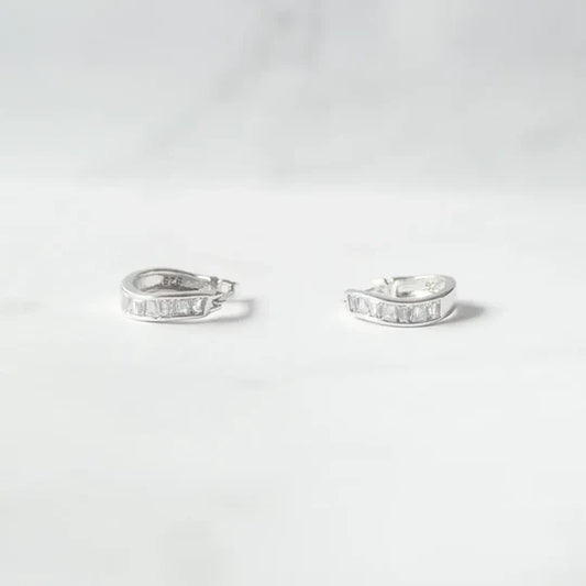 波紋鋯石圈式耳環（925 純銀、抗氧化銠層、鋯石）